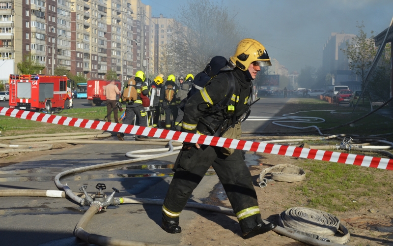 Спасатели пытаются остановить быстрое распространение огня