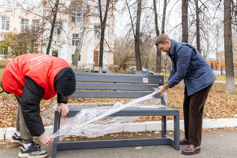 В парке больницы установили новые скамейки