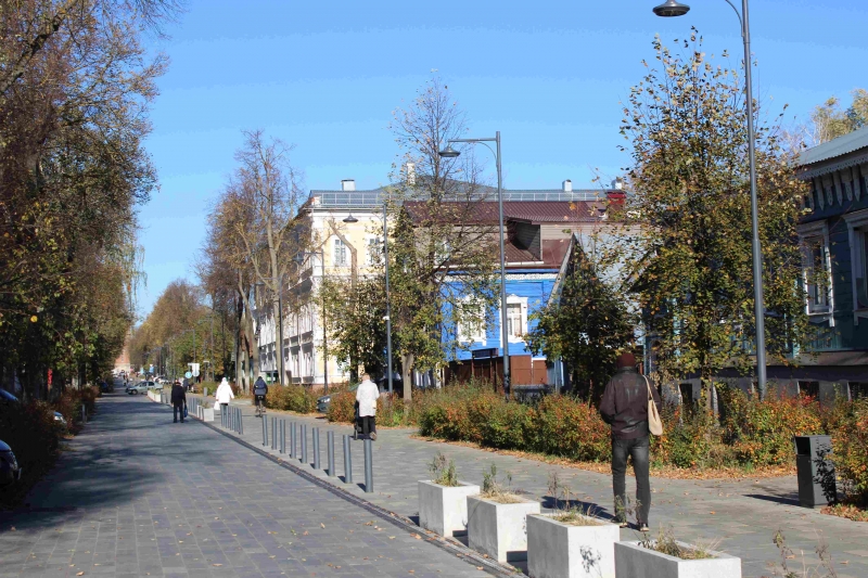 Здесь нет множества кафе, ресторанов, магазинов, как это обычно бывает на прогулочных улицах