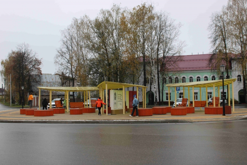 С именем поэта Корнилова связано еще одно место – небольшая площадь, где недавно появился благоустроенный сквер.