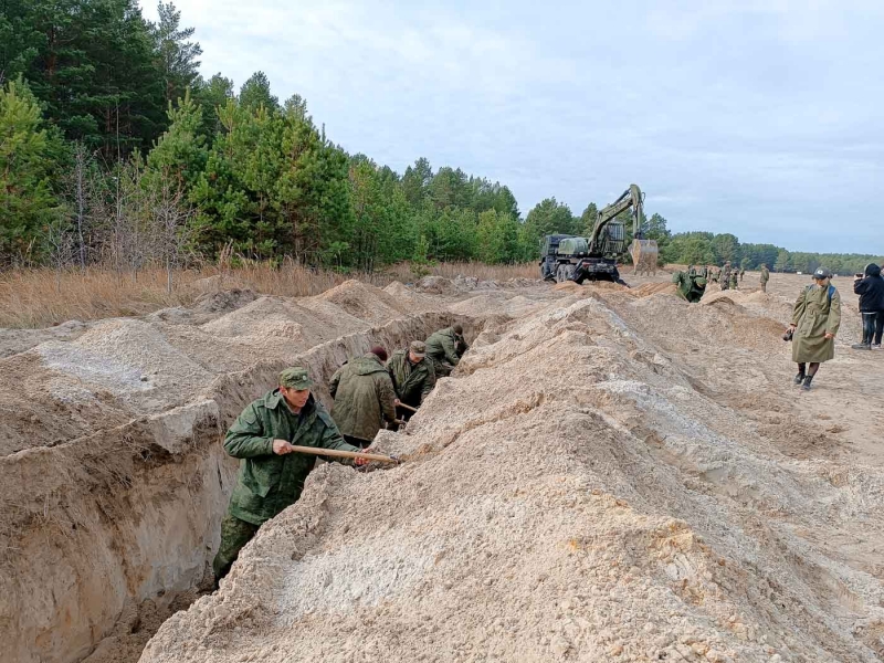 Военнослужащие роют окопы