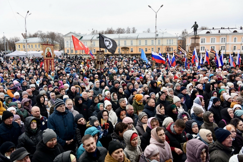 Жители Петрозаводска в День народного единства собрались на площади Кирова