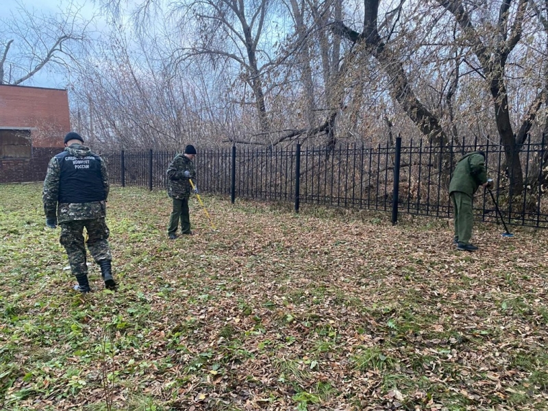 Силовики осматривают место преступления