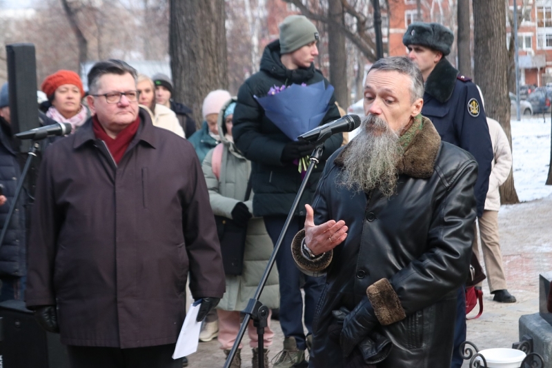 Дмитрий Махонин и митрополит Мефодий рядом у памятника