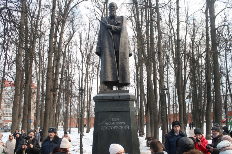 Памятник великому русскому классику открыли в символичном месте Перми в 203-летнюю годовщину рождения писателя