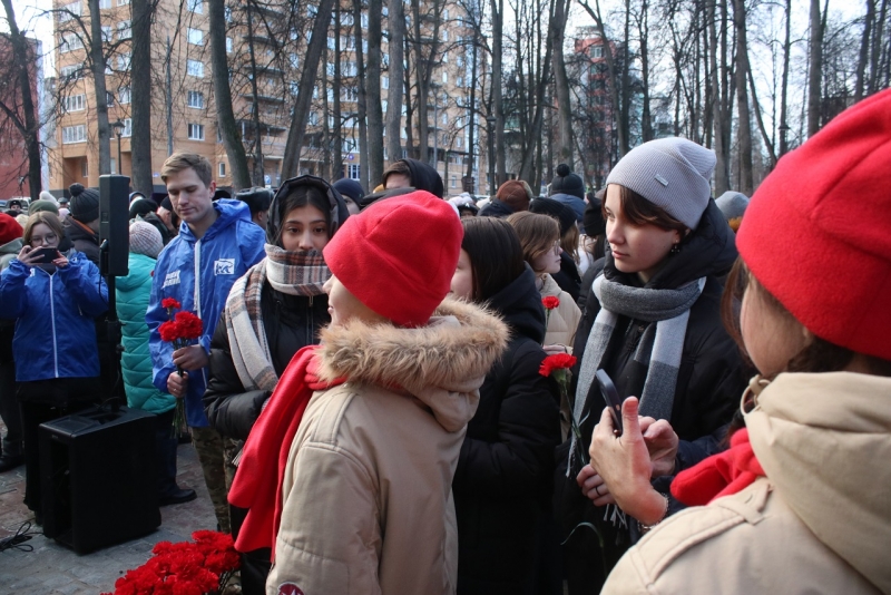 Дмитрий Махонин и митрополит Мефодий рядом у памятника