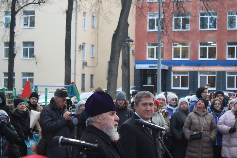 Дмитрий Махонин и митрополит Мефодий рядом у памятника