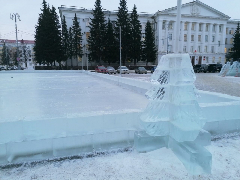 На главной площади города идет строительство ледового городка