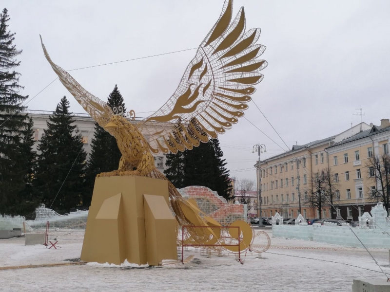 На главной площади города идет строительство ледового городка