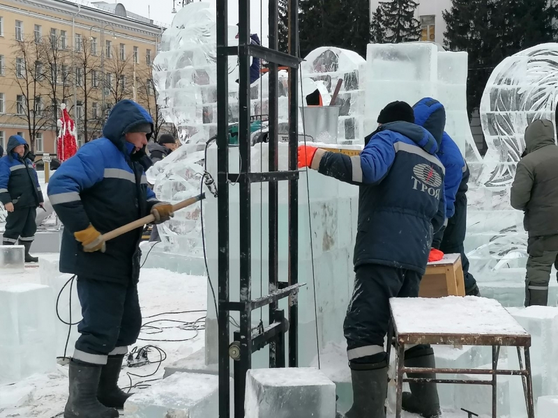 На главной площади города идет строительство ледового городка