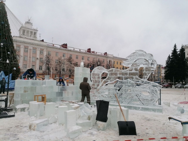 На главной площади города идет строительство ледового городка