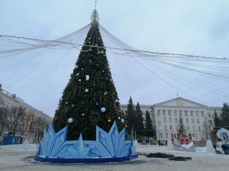 На главной площади города идет строительство ледового городка