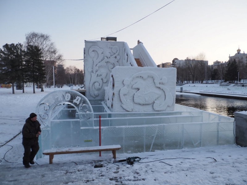 В 2024 году Ледовый городок посвящен снеговикам – их по территории Исторического сквера разбросано несколько десятков