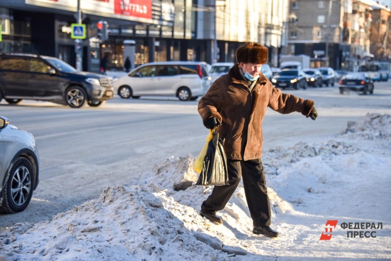 дедушка, сугробы, улица