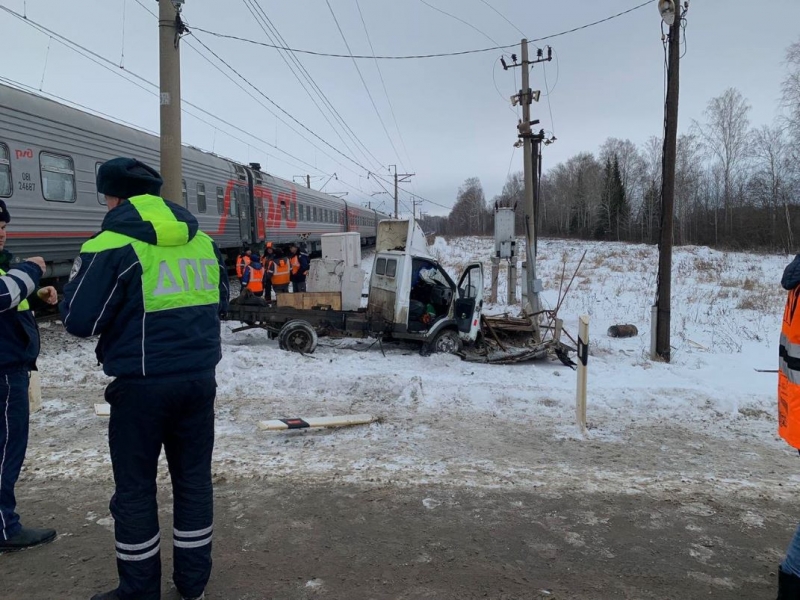 В Свердловской области автомобиль попал под поезд