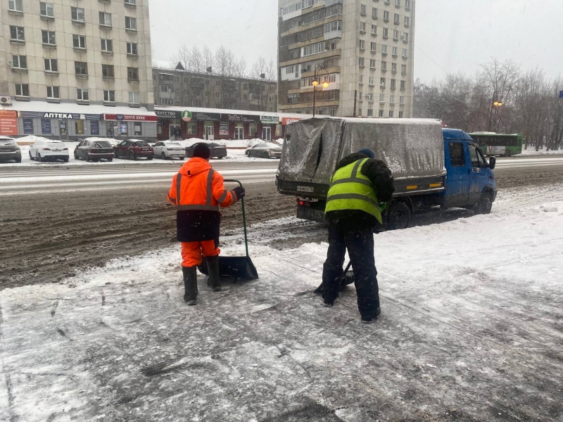 рабочие убирают снег