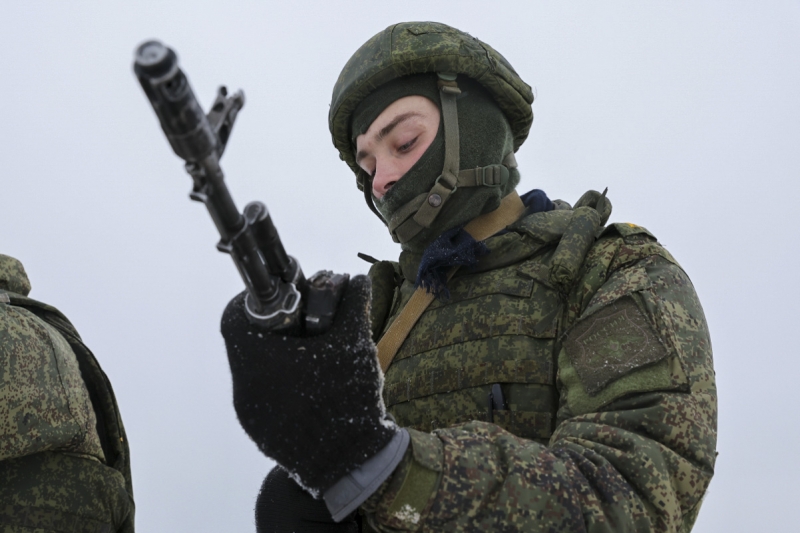 Военные продолжают продвигаться вглубь линии обороны противники