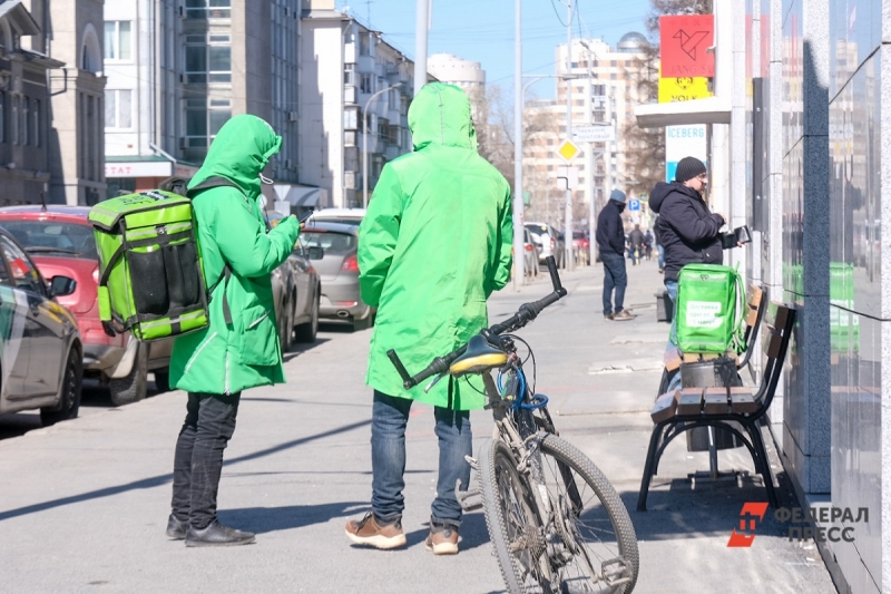 Аналитики рассказали на сколько поднялись зарплаты у курьеров