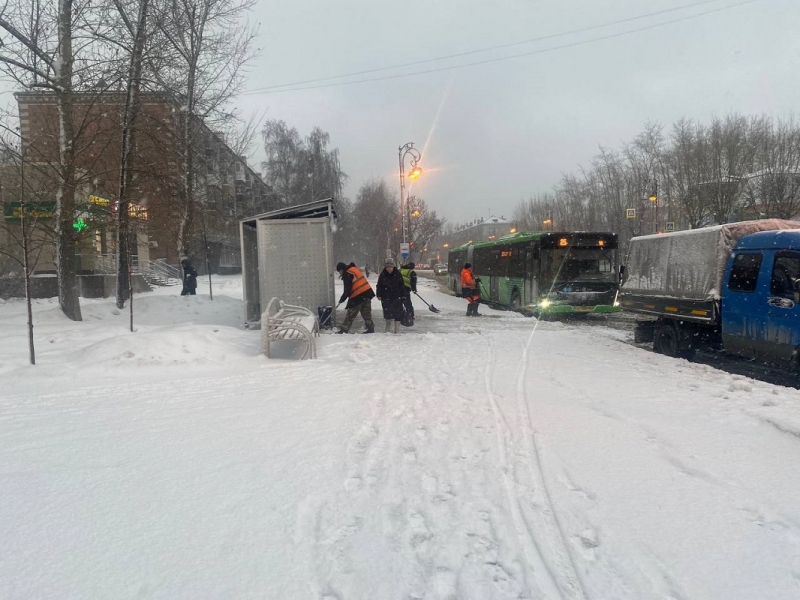 Службы благоустройства Екатеринбурга встречают снегопад в полном вооружении