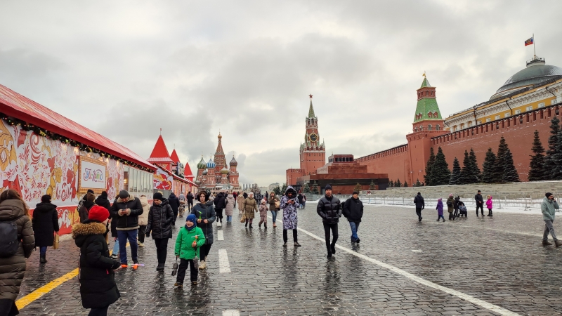 Люди гуляют по Москве