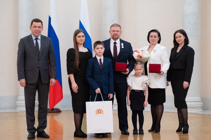 Многодетные семьи свердловских полицейских наградил губернатор