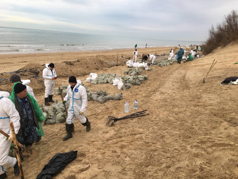 Море продолжают отчищать
