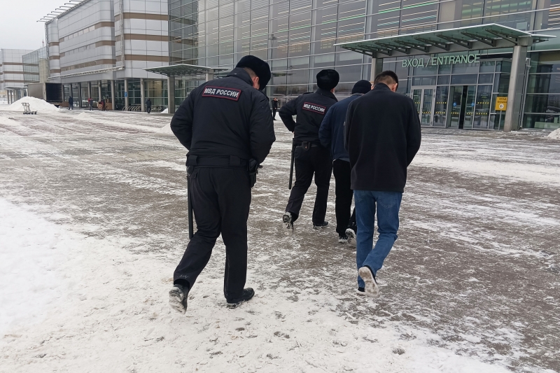 Полиция ведет мигрантов