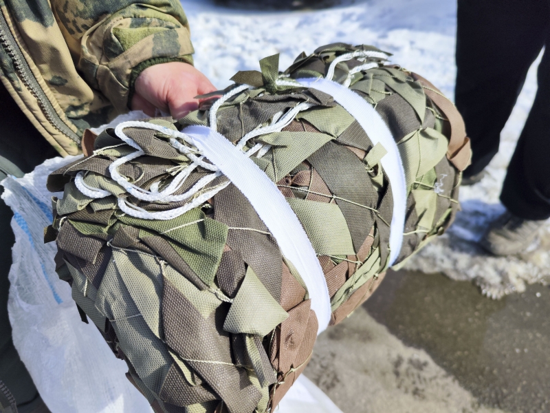 Депутаты поддерживают волонтерские объединения, в которых жители региона плетут маскировочные сети, льют свечи, готовят сухпайки