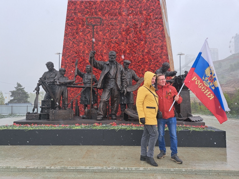 люди у мемориала вов