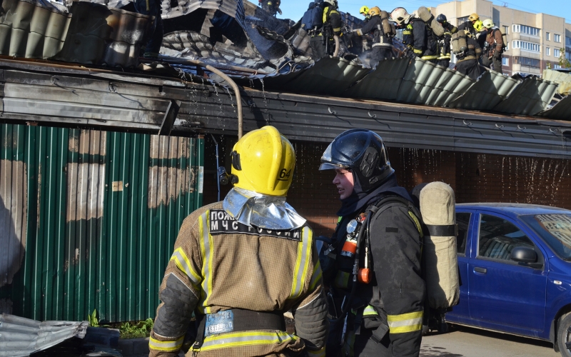 С огнем сражались 14 пожарных