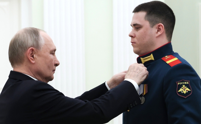 Владимир Путин награждает героя