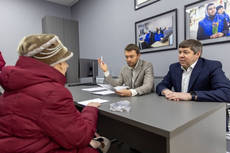 Алексей Вихарев открыл новый Волонтерский центр в Свердловской области