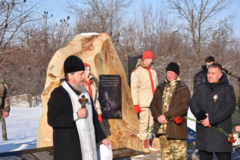 К памятным знакам были возложены цветы