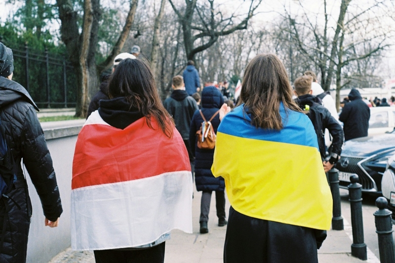 Женщины с флагами Польши и Украины