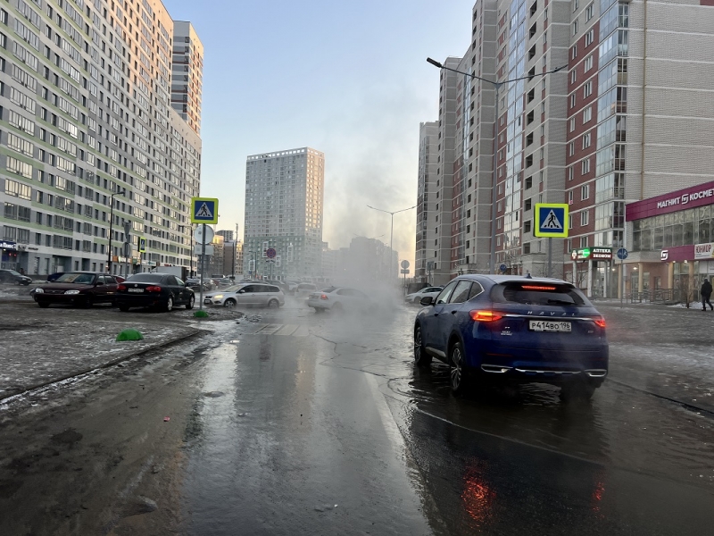 Улицу Евгения Сакова затопило фекалиями