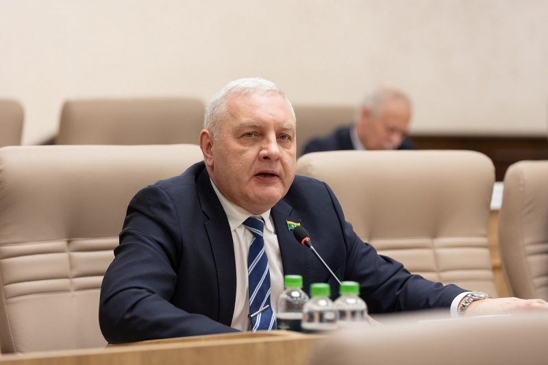 На заседании гордумы депутат пошутил о материальном положении горожан