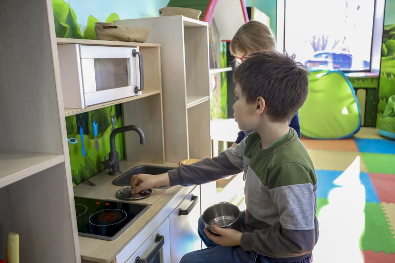 Ребенок делает подарок