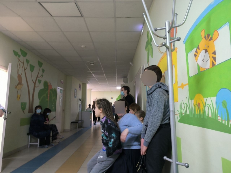 В детской поликлинике скопились огромные очереди
