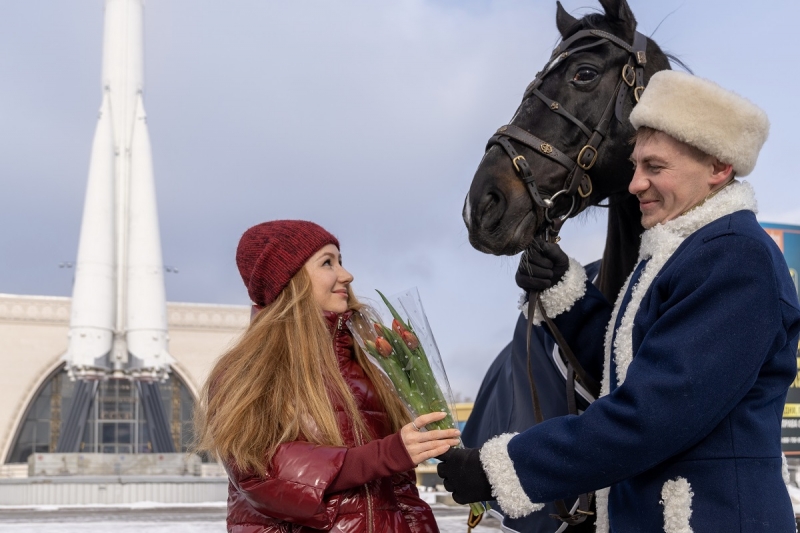 Мужчина дарит девушке цветы