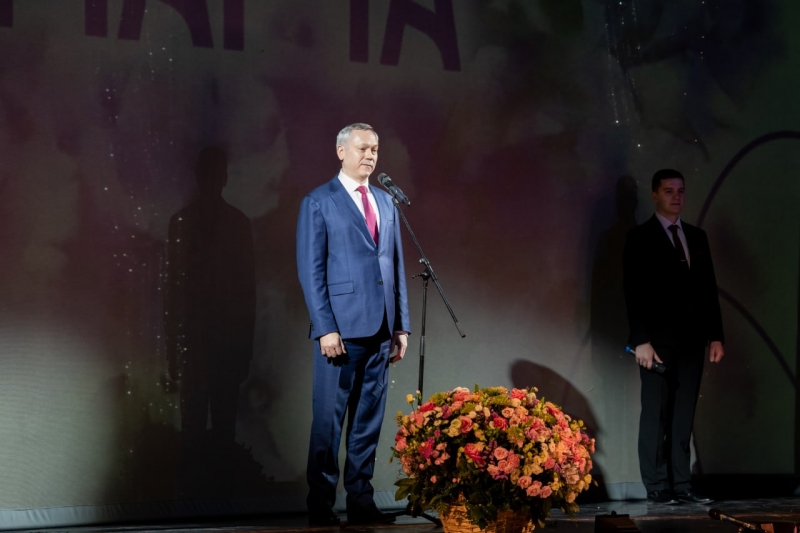 Женщины получили цветы и хорошее настроение