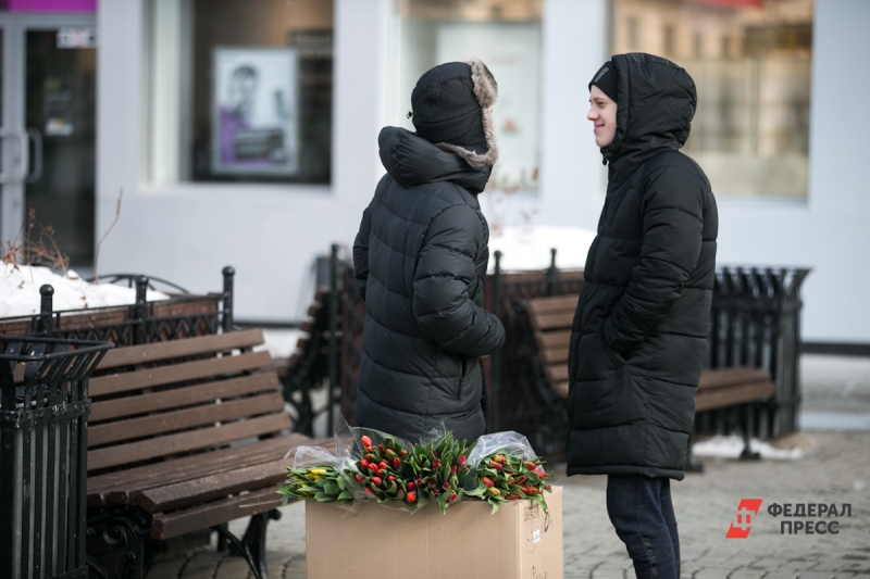 Мужчины продают цветы на улице
