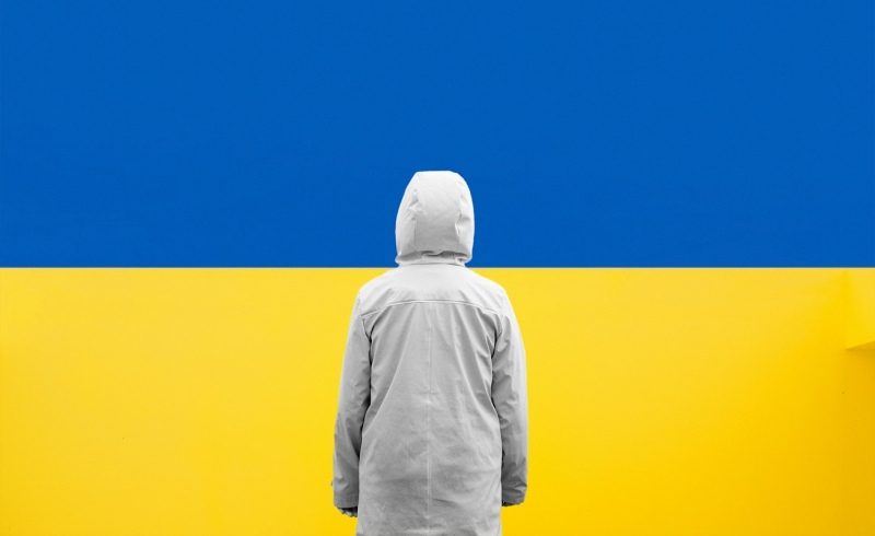 Человек на фоне флага Украины