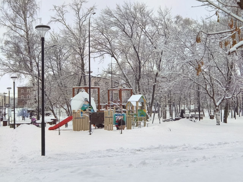 детская площадка в снегу