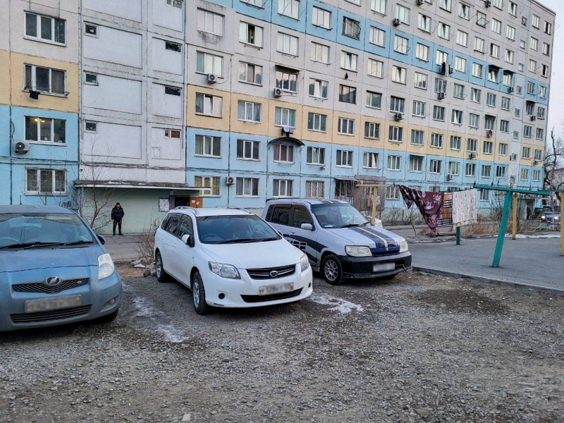 Машины на парковке