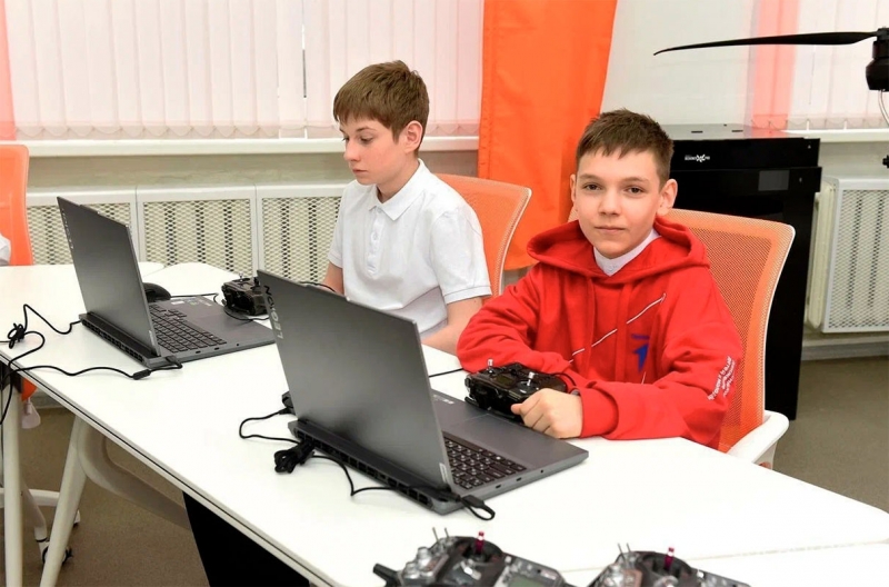 Школьник добавил, что в классе установили интерактивную доску, телевизор, а также удобную мебель для занятий