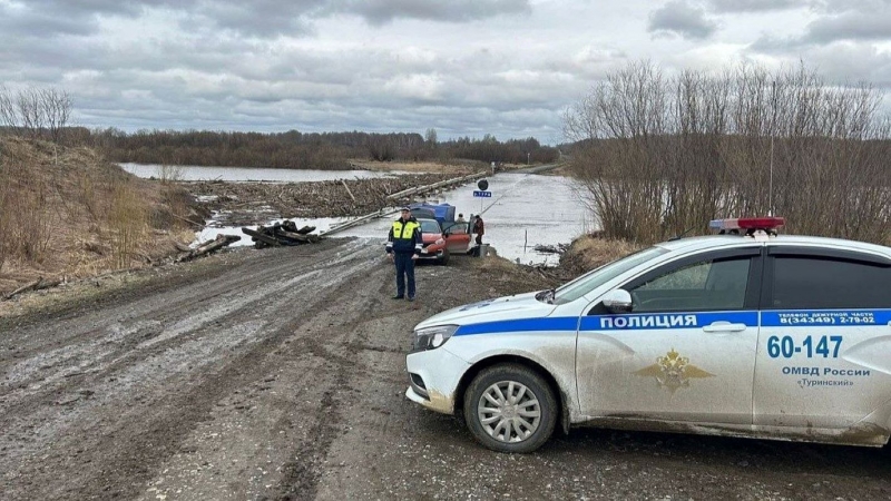 Дорогу перерезала разлившаяся река Тура