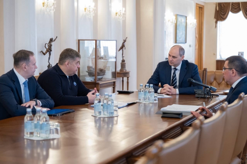 Врио губернатора встретился с главой Федерального дорожного агентства Романом Новиковым
