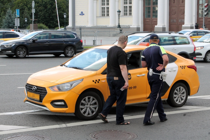 В Ленобласти досматривают транспорт во время поисков убийцы полицейского