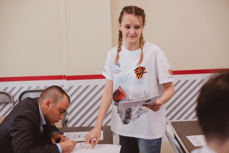 волонтер
