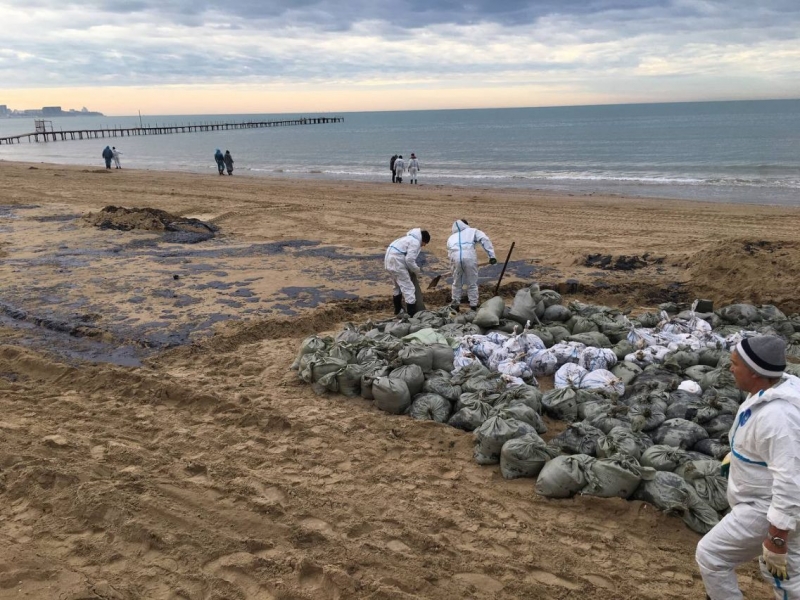 Пока следствие выясняет, почему танкеры вышли в море в шторм, на рейде разгрузки грузов ожидают другие судна